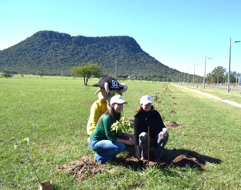 La gobernadora Norma Zárate de Monges ( ANR) y la presidenta del Infona, Cristina Goralewski, acompañadas por la mascota del Cuerpo de Bomberos Voluntarios de Paraguarí, iniciaron el cultivo de plantas. 