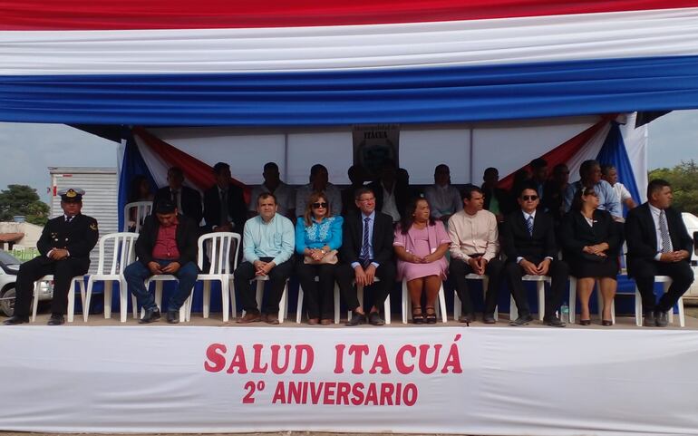 Palco principal desfile Itacuá: intendente loca Alfonso Bell (PLRA), concejales municipales, jefes comunales de otros distritos, entre otras autoridades.