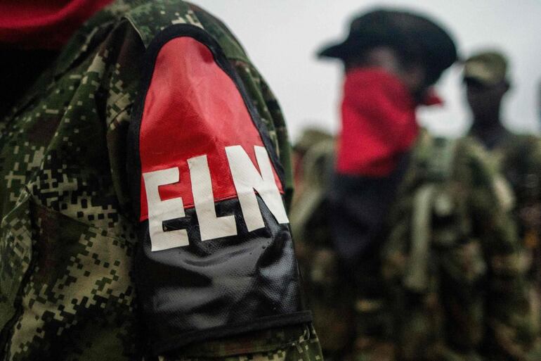 La guerrilla del Ejército de Liberación Nacional (ELN) secuestró a la sargento del Ejército colombiano Ghislaine Karina Ramírez y a sus dos hijos, uno de ellos con condición autista, mientras viajaban por una carretera del departamento de Arauca