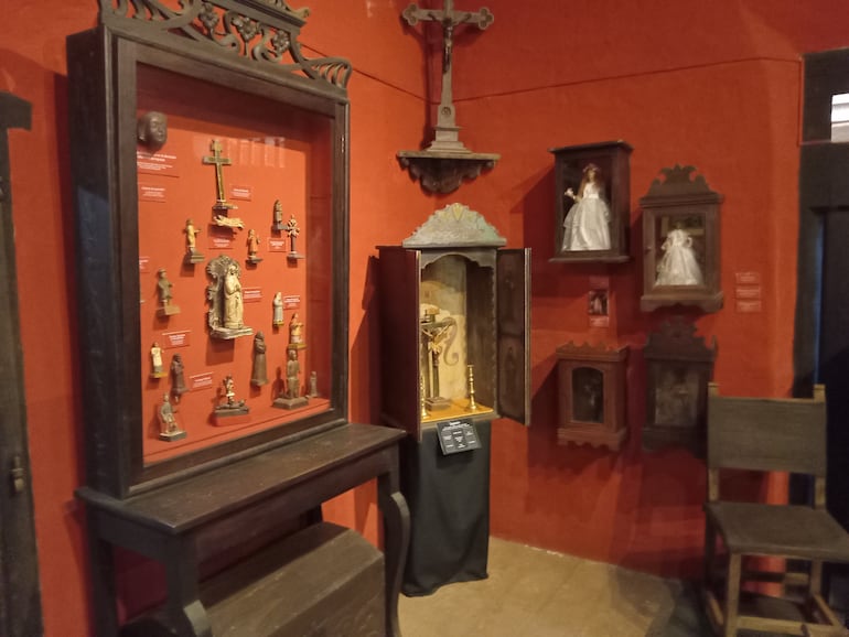 En la segunda sala se encuentran nichos de la época, como también crucifijos, muebles de que usaban las familias.