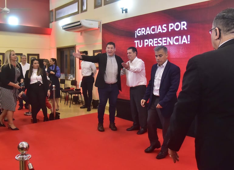 Horacio Cartes (c) recibió ayer  las salutaciones de funcionarios  y correligionarios.