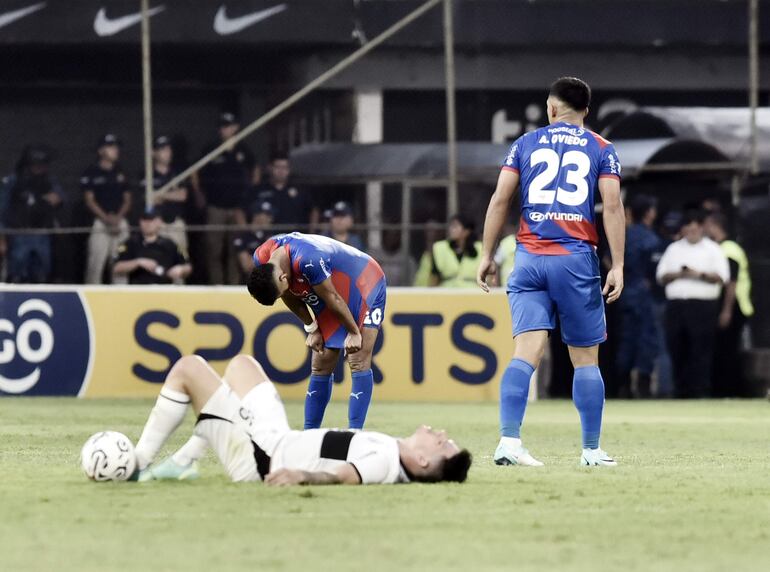 Esta imagen vale más que mil palabras. El desencanto de los protagonistas (Cecilio Domínguez, Junior Barreto y Alfio Oviedo) después del empate sin goles en el estadio Manuel Ferreira,  en el barrio Mariscal López.