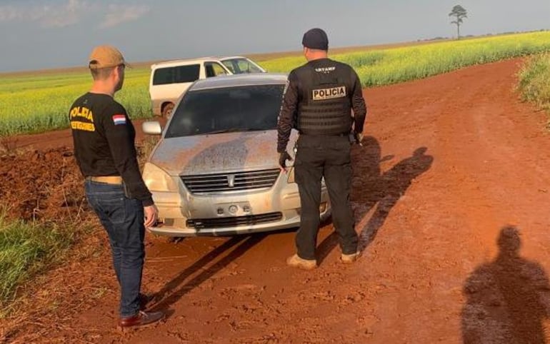 El automóvil Toyota Premio denunciado como hurtado fue abandonado en Puerto Itá Verá.