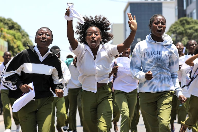 Los estudiantes marchan contra los resultados de las elecciones de octubre cuando regresan a casa de sus exámenes finales de secundaria, en Maputo, Mozambique.  Miles de personas salieron este miércoles de nuevo a las calles de Mozambique en una nueva jornada de protestas convocadas por el líder opositor Venâncio Mondlane contra el presunto fraude electoral en los comicios del pasado 9 de octubre y reprimidas fuertemente por la Policía, que sigue utilizando munición real.