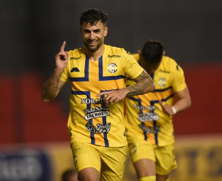 Nicolás Maná, del Sportivo Trinidense, celebra su gol ante Resistencia.