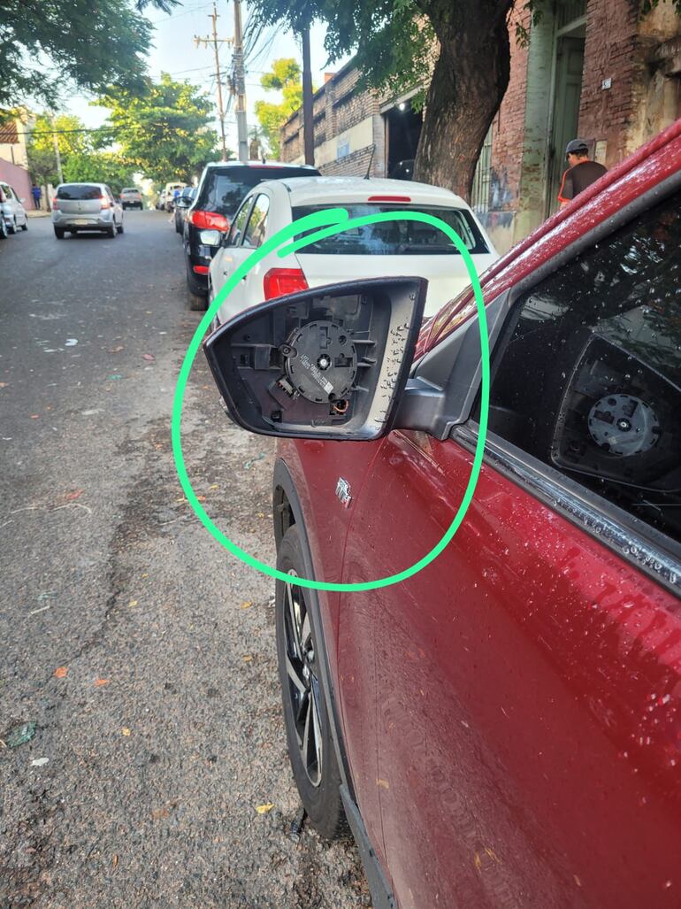 Delincuentes siguen hurtando accesorios de autos con total impunidad en el centro de Asunción.