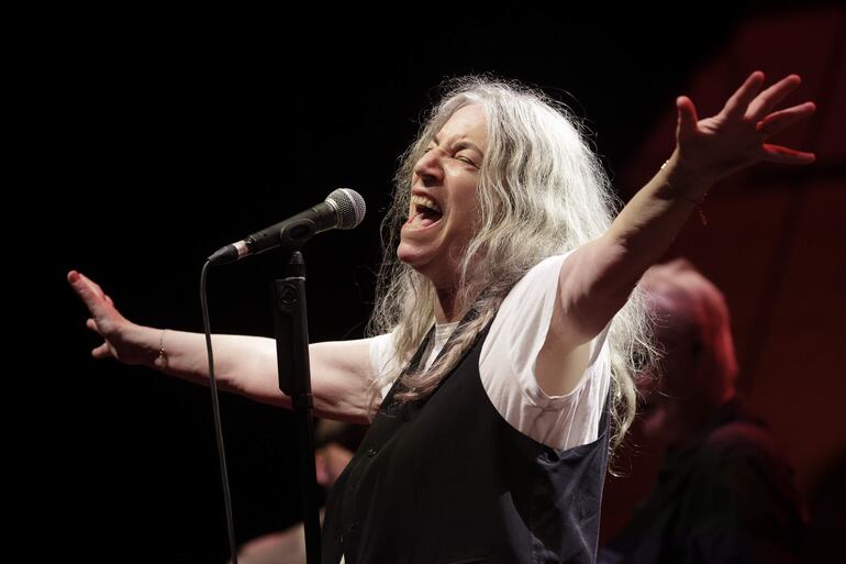 La cantante Patti Smith durante un concierto en Barcelona en 2022. La artista se presentó anoche en Brasil, en el marco de una gira por la región, y sufrió un desmayo.