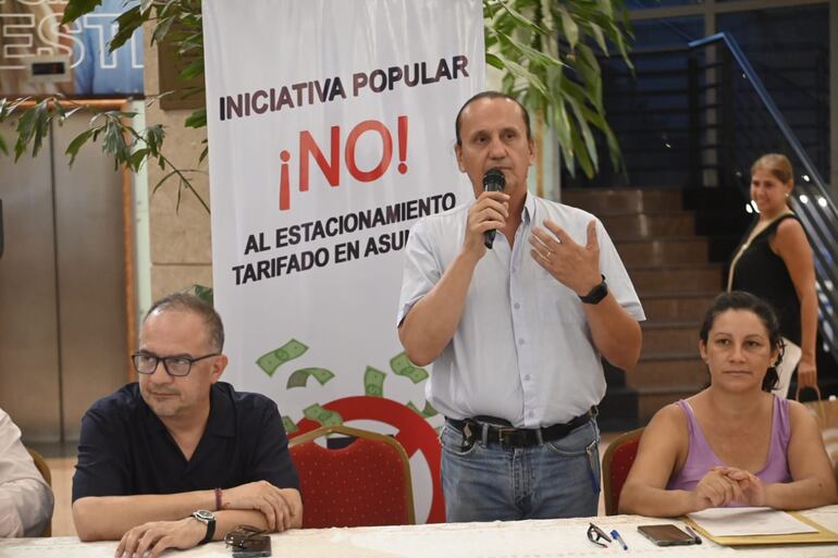 Ricardo Meyer (centro de la fotografía), vocero.