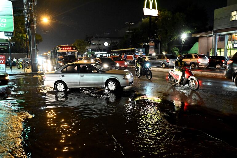 Fotografía de un raudal generado por las lluvias esta semana. Meteorología sigue pronosticando tormentas para este domingo.