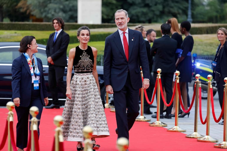 El rey Felipe VI de España y la reina Letizia llegando a la cena de gala ofrecida por el International Olympic Committee (IOC) y la presidencia de Francia. (Ludovic MARIN / POOL / AFP)