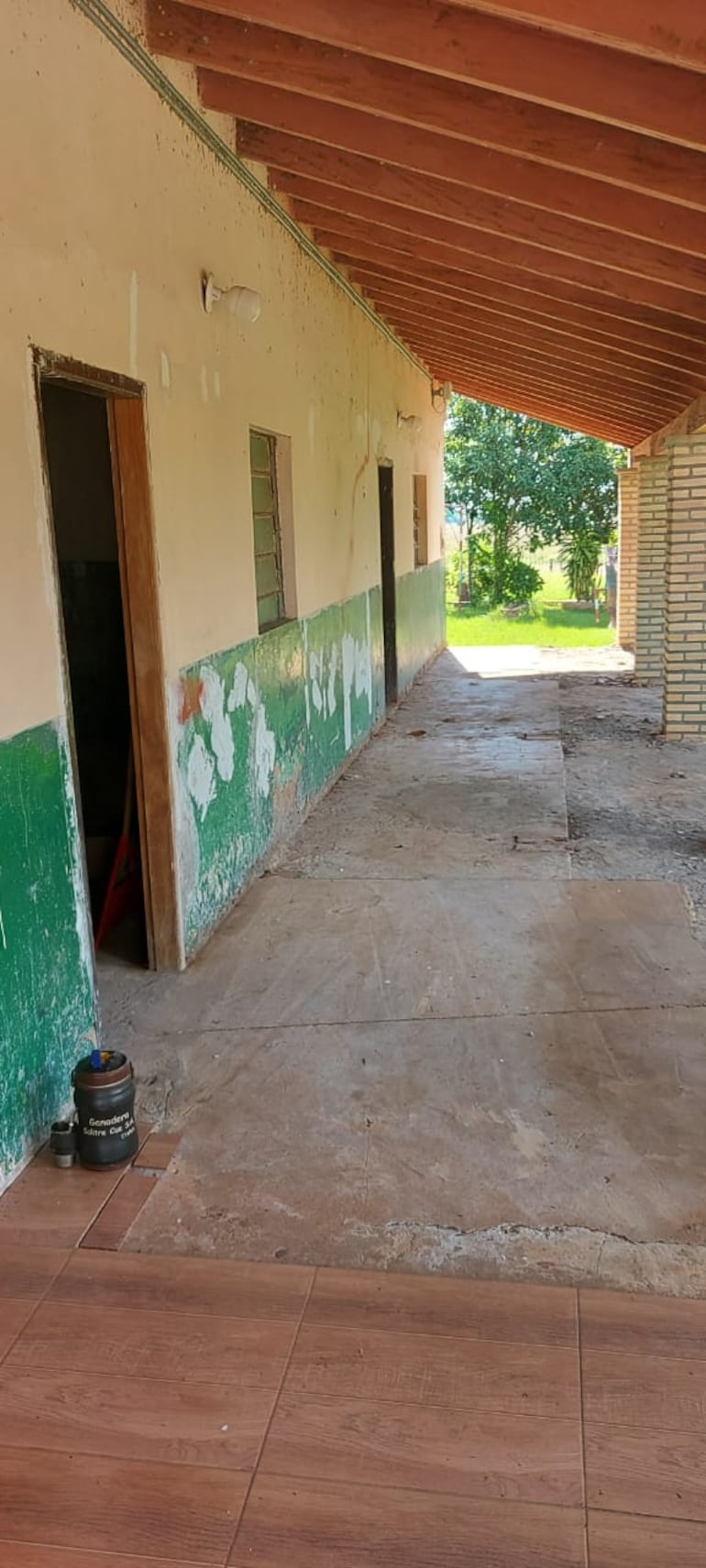 Obras inconclusas en escuelas de General Artigas.