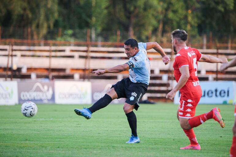 Miguel Paniagua (Guaireña) remata al arco ante la marca de Edgardo Orzusa (Nacional).