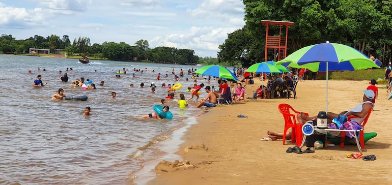 Calurosa tarde de Navidad: afluencia masiva en las playas de Alto Paraná