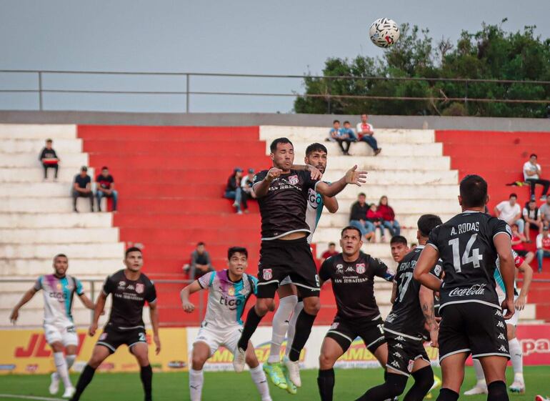 Roles invertidos, con Clementino González defendiendo y Alexander Barboza atacando, durante el partido de ayer celebrado en suelo altoparanaense. Foto, club Libertad.