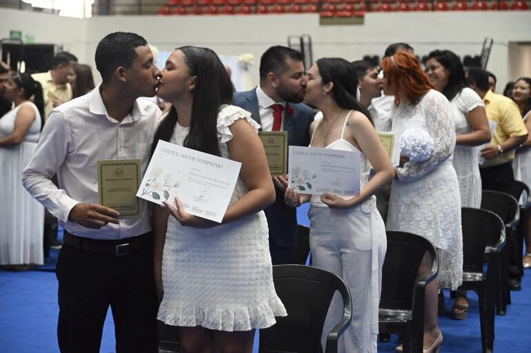 Las felices parejas posaron con sus libretas de familia y certificados de matrimonio, para luego celebrar con música y brindis.