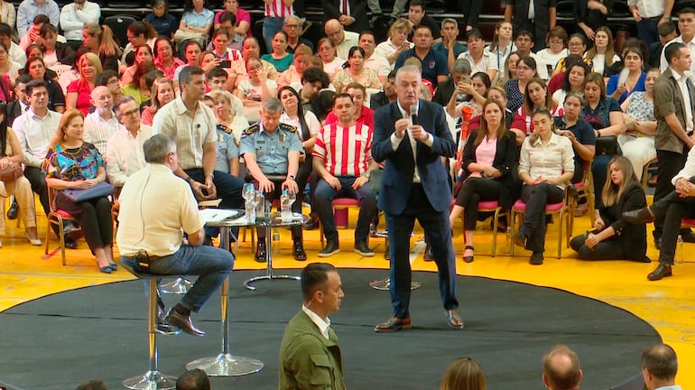 El técnico de la Selección Nacional, Gustavo Alfaro, el presidente de la República Santiago Peña y, de espaldas, el ministro de Educación, Luis Ramírez, en el conversatorio con los docentes.