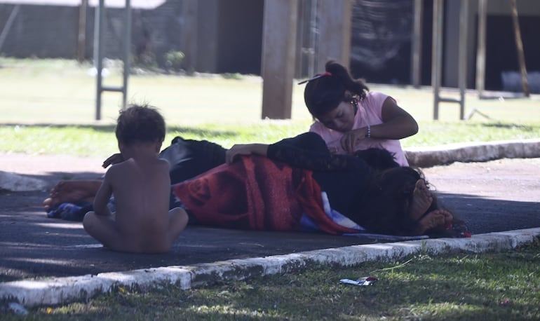 En los precarios campamentos hay gran cantidad de niños. 