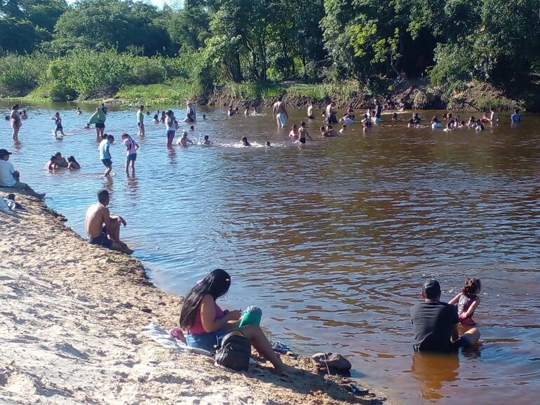 Los pobladores se acercaron el lugar para refrescarse y disfrutar del espacio.