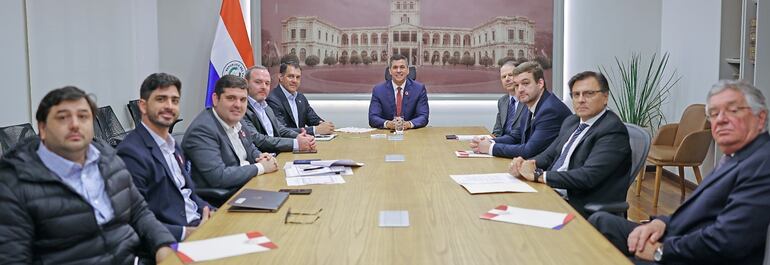 Juan C. Pettengil, Rodrigo Maluff, José Carlos Martin, Rolando De Barros, Carlos Giménez; el presidente de la República, Santiago Peña; Randy Ross, Daniel Burt, Ricardo Alonso y Caetano Gottardi.