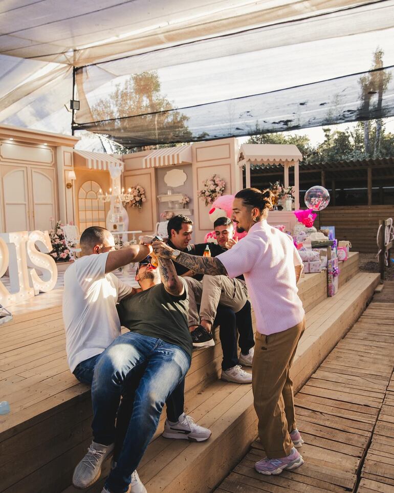Maluma divirtiéndose con los invitados al baby shower de Paris. (Instagram/Maluma)