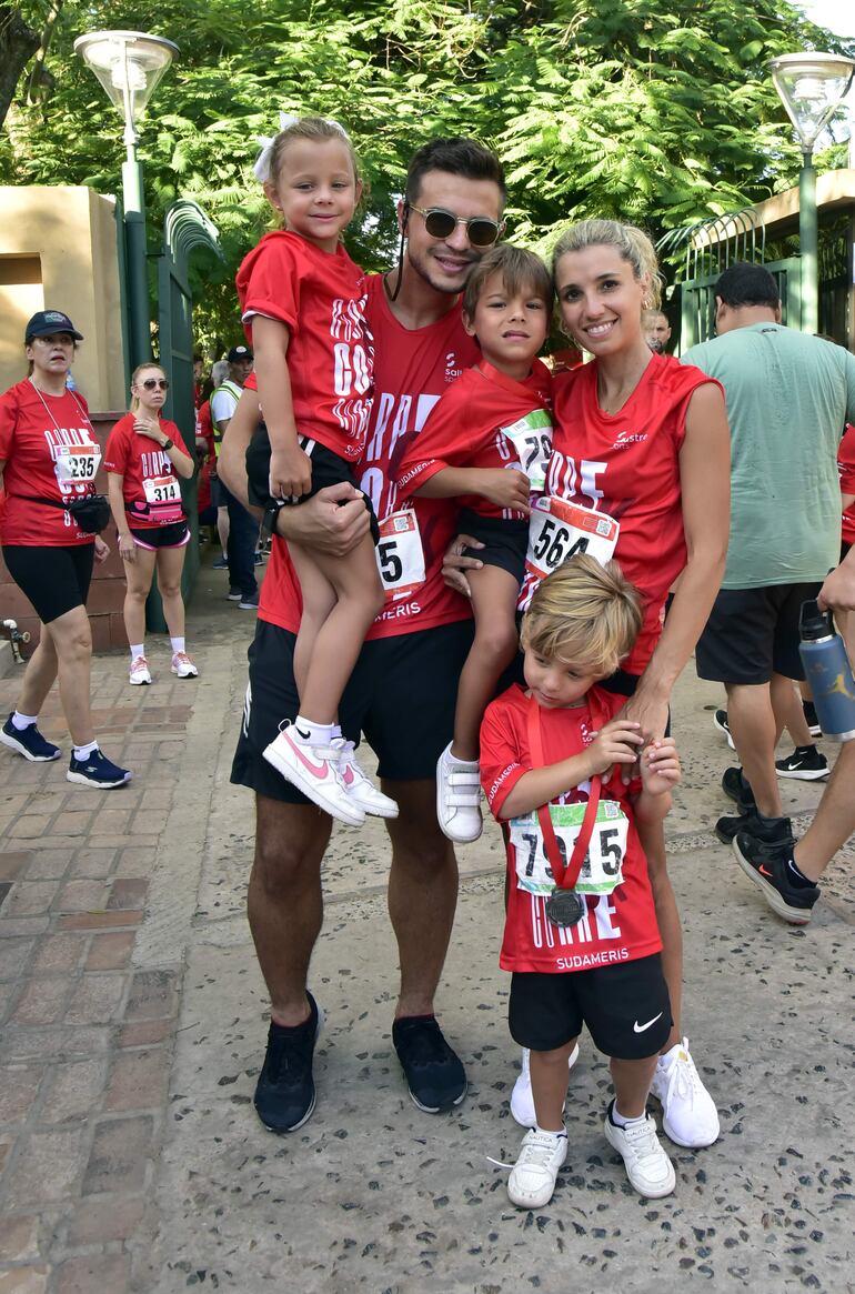 Ito Canillas, Fabi Domaniczky y sus hijos Benicio, Costanza y Tomás.