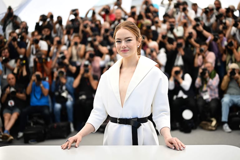 La actriz Emma Stone posa ante los fotógrafos en la presentación de "Kind Of Kindness" en el Festival de Cannes.