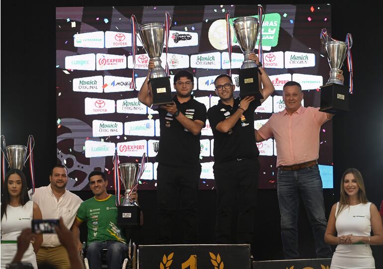 Podio final de la F2: Omar Benítez y Fabián Herrera (centro) festejan junto a Luis Cabo de Vila (der.), Beto Ramírez y Alfredo Méndez (izq.).