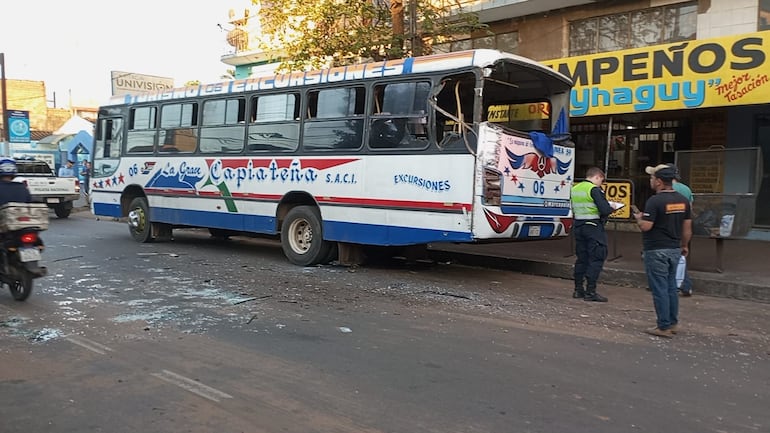 Accidente de tránsito en San Lorenzo entre buses que terminó en pelea de pasajeros.