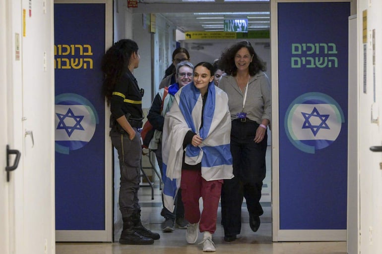 Emily Damari, una de las rehenes liberadas por Hamás se reencuentra con su familia en el hospital Sheba de Tel Aviv este domingo.