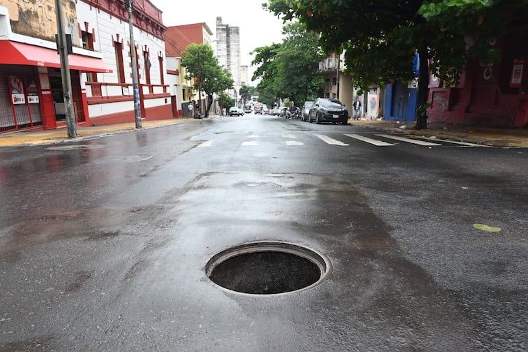 Registro sin tapa de la Essap sobre la avenida Colón.