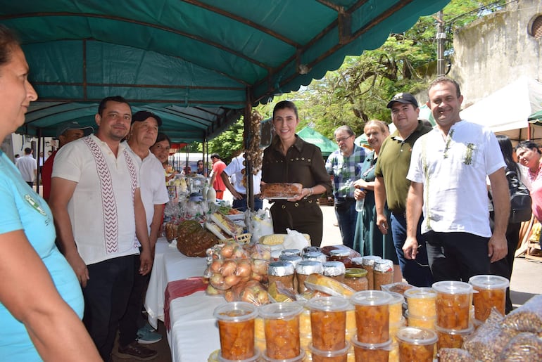 Una variedad de productos están ofertando en la feria departamental.