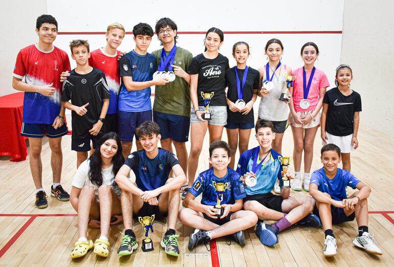 Los flamantes ganadores de la primera fecha del Campeonato Nacional de Menores de Squash del 2025 que se disputó íntegramente en la SND.