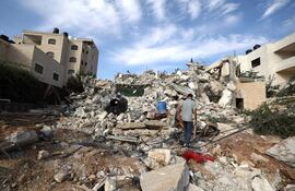 Un hombre camina sobre los escombros de la casa del palestino Bajis Nakhleh, arrasada y destruida por el ejército israelí en el campo de refugiados de Jalazone, al norte de la ciudad de Ramala, Cisjordania, ocupada por Israel, 28 de octubre de 2023. Israel dijo que la casa fue destruida por haber sido construida sin permiso de construcción (Foto: AFP - Jaafar Ashtiyeh)