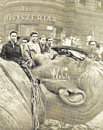 Estatua derribada de Joseph Stalin, Budapest, 23 de octubre de 1956 (Foto: Andor D. Heller).