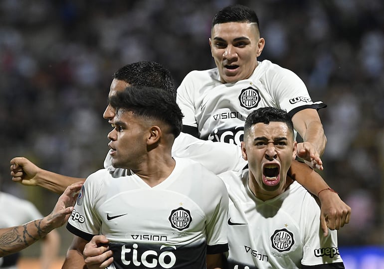 Los jugadores de Olimpia celebran un gol en el partido frente a Sol de América por la décimo quinta fecha del torneo Clausura 2024 del fútbol paraguayo en el estadio Villa Alegre, en Encarnación, Paraguay.