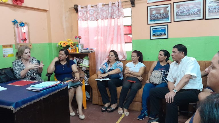 La supervisora Nancy Gray y la directora Cristina Guayuan dialogan con los padres y alumnos del colegio Bienvenido Osorio de Ñemby.