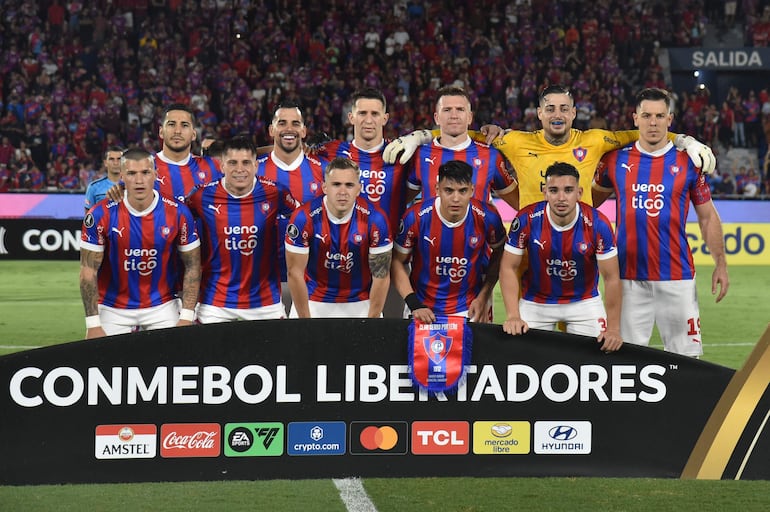 Jugadores de Cerro Porteño posan para la foto del equipo durante el partido de ida de la fase de grupos de la Copa Libertadores entre Cerro Porteño de Paraguay y Fluminense de Brasil en el estadio Ueno La Nueva Olla de Asunción el 25 de abril de 2024.