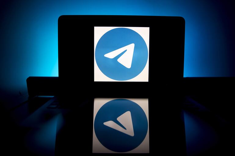 Logo de la aplicación de mensajería Telegram. Las autoridades francesas detuvieron en la noche del sábado a Pável Dúrov, cofundador de Telegram, la plataforma de mensajería instantánea encriptada de origen ruso, cuando descendía de su avión privado en la pista del aeropuerto de París-Le Bourget, proveniente de Azerbaiyán, según reportes de medios locales. 