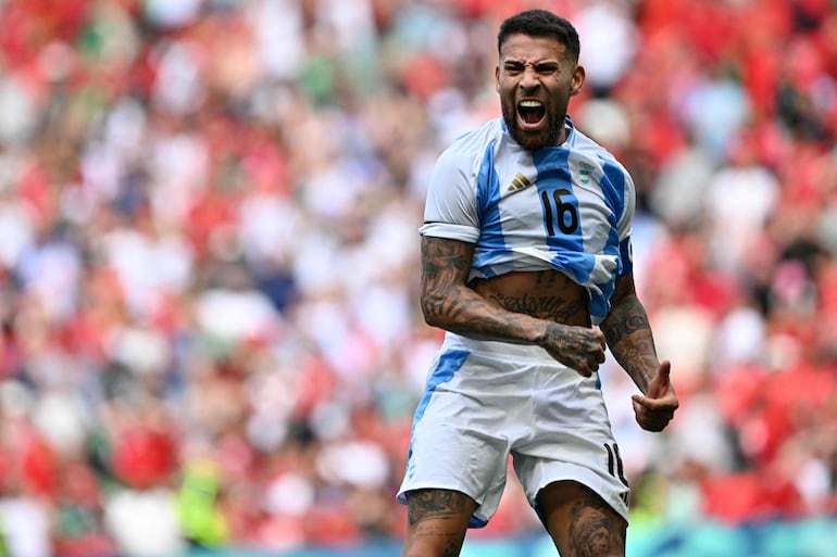 Nicolás Otamendi, jugador de la selección de Argentina, festeja un gol en el partido frente a Marruecos por la primera fecha del Grupo B de los Juegos Olímpicos París 2024 en el Geoffroy-Guichard Stadium, en Saint-Etienne, Francia. 