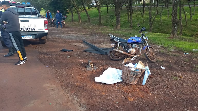 El canasto de chipa y la motocicleta de la víctima quedaron al costado de la ruta. 