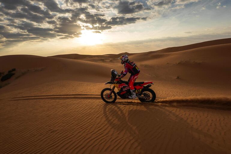 Kevin Benavides (KTM) se adjudicó la etapa de ayer en Motos.