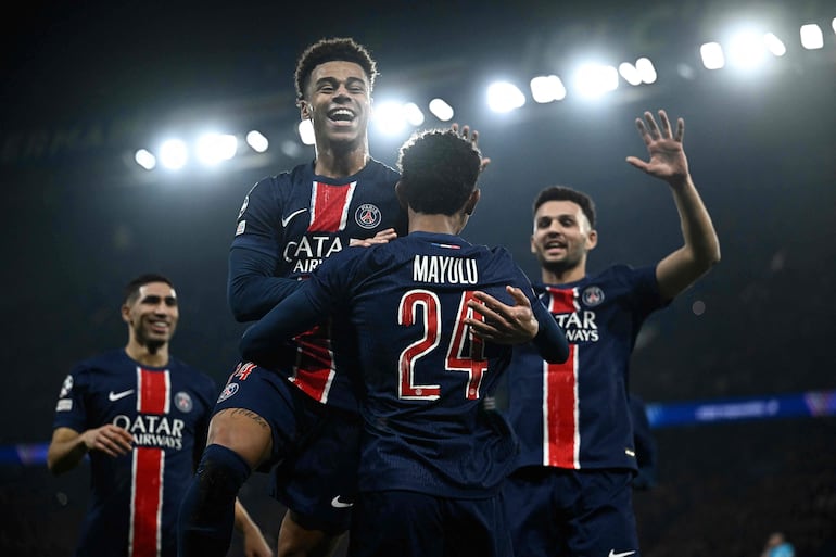 Jugadores del PSG celebran la goleada ante el Brest por 7-0 y el pase a los octavos de final.