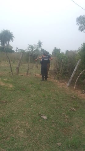 Momento en que un agente de la Policía Nacional, intercepta a un agente de la Senad en Cerrito.