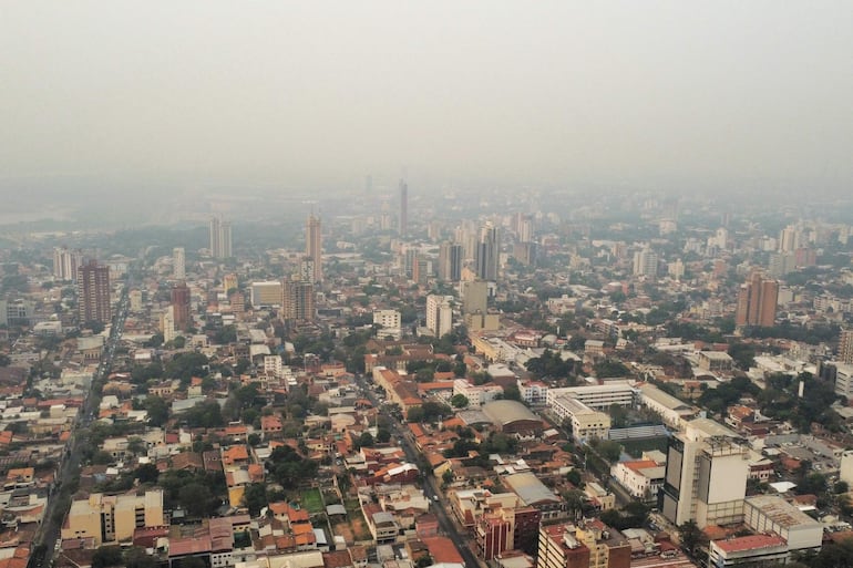 Humo sobre la ciudad de Asunción, el martes.