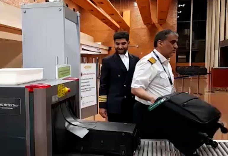 Momento en el que los tripulantes del avión iraní ingresan a territorio paraguayo.