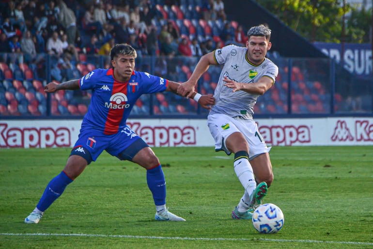 El paraguayo Rodrigo Bogarín (d), jugador de Defensa y Justicia, pelea por el balón en un partido frente a Tigre por la fecha 22 de la Liga Profesional de Argentina.