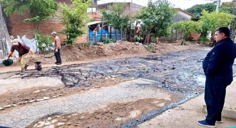 El intendente Alcides Riveros (PLRA) observa las obras de reparación de una de las calles de   Fernando de la Mora.