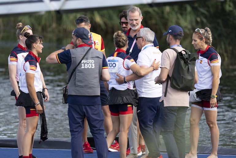 El rey Felipe VI saludando a los atletas españoles que compiten en las pruebas de remo de los Juegos Olímpicos París 2024 en el estadio náutico Vaires-sur-Marne en Sein-et-Marne, Francia. (EFE/ Rafa Aparicio/Real Federación Española De Piragüismo)

