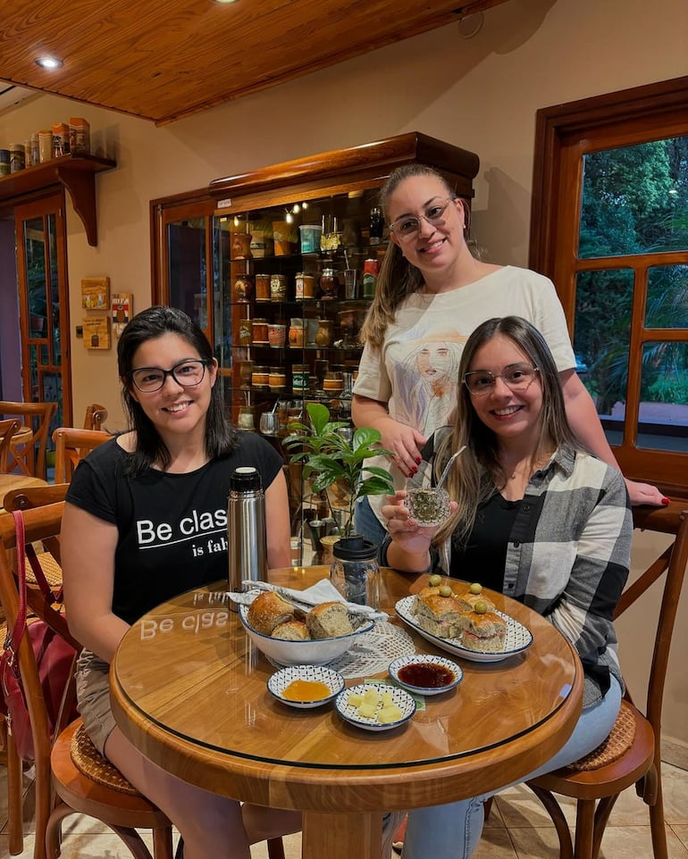 Imágenes de visitantes durante los recorridos de la Ruta de la Yerba Mate.