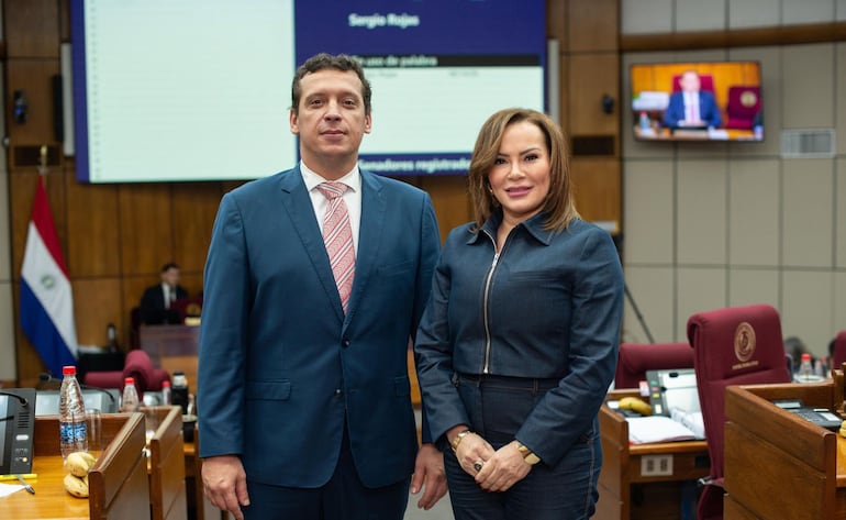 El senador cartista Juan Carlos "Nano" Galaverna y la senadora expulsada del PLRA, Noelia Cabrera.